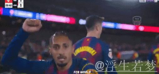 巴萨9000万巨星救主：单刀打空门 亲吻队徽！4万人鼓掌致敬